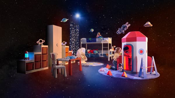 Lit superposé avec linge de lit et rideau AFTONSPARV au fond d’une pièce décorée sur le thème de la galaxie, avec des peluches AFTONSPARV.