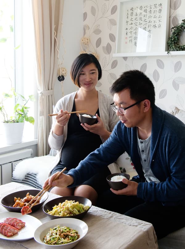 Litao et Tianye dînent sur le canapé.