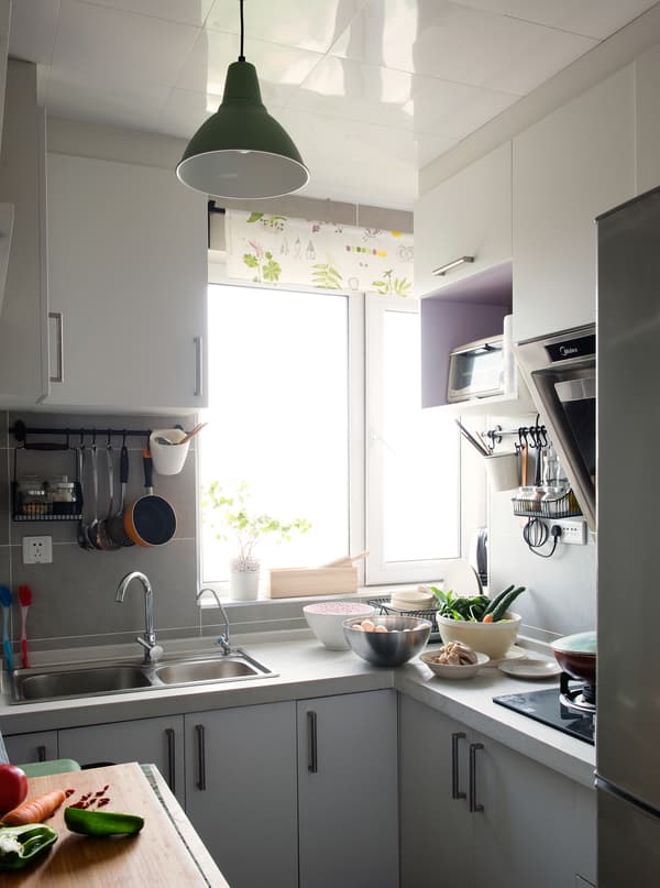 Litao et Tianye utilisent l'îlot de cuisine comme plan de travail.