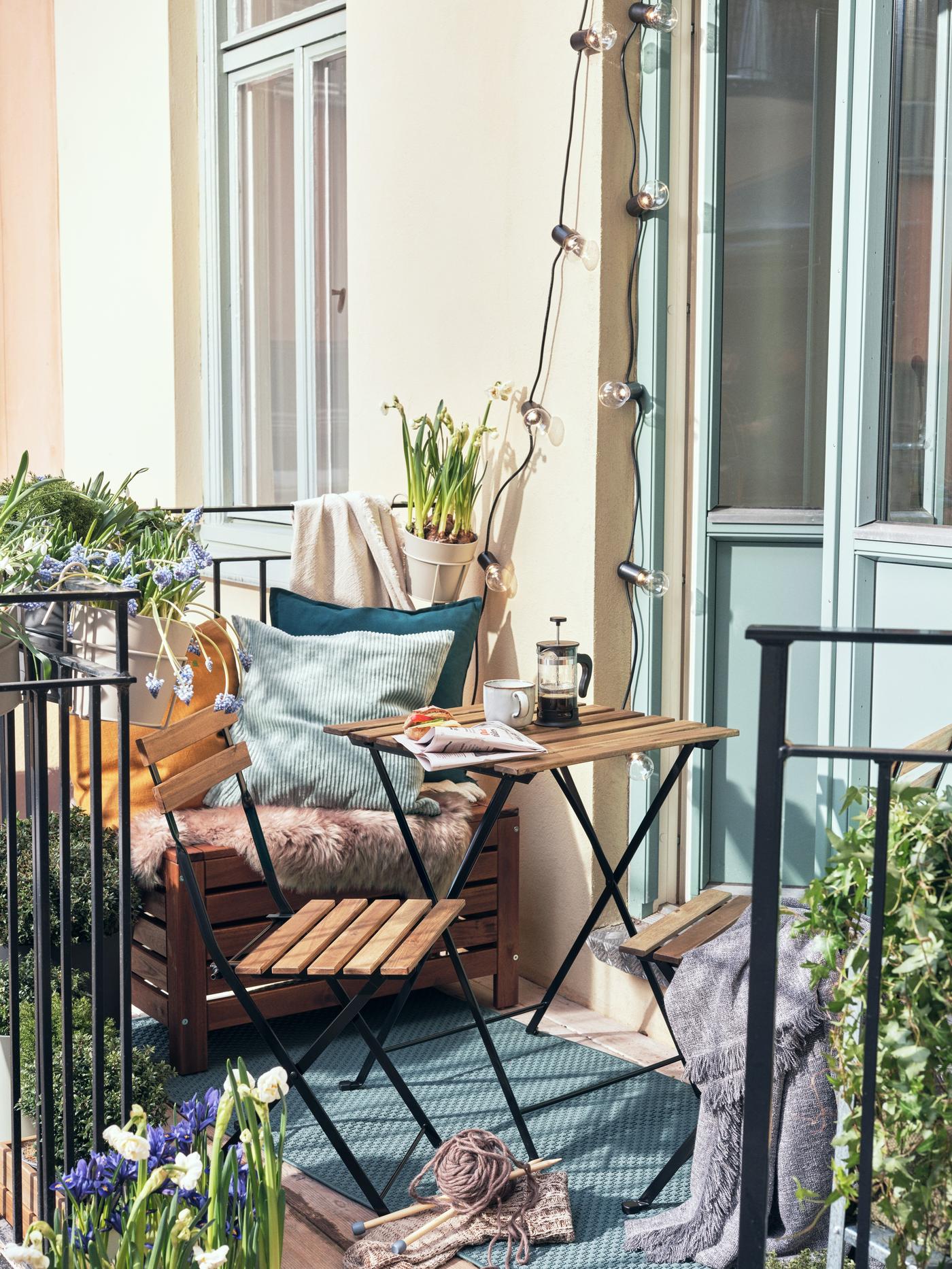 En liten balkong redo för våren IKEA