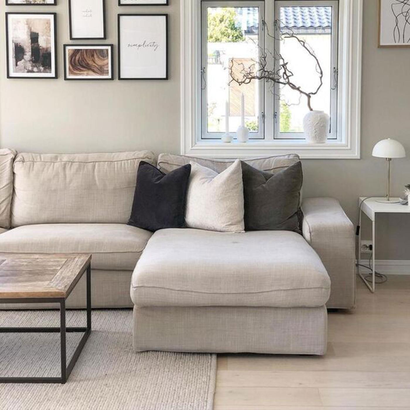 Ljusbeige KIVIK soffa med schäslong i beige vardagsrum. 2025-11