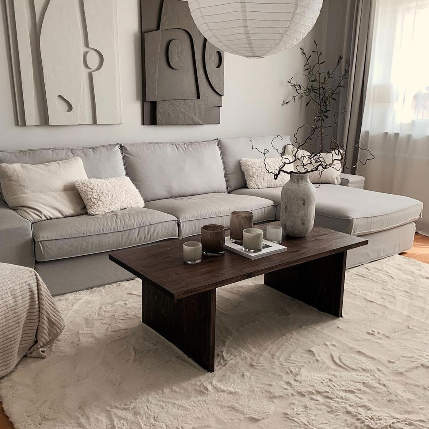 Ljusgrå KIVIK soffa med schäslong med soffbord i mörkt trä. 2027-01.