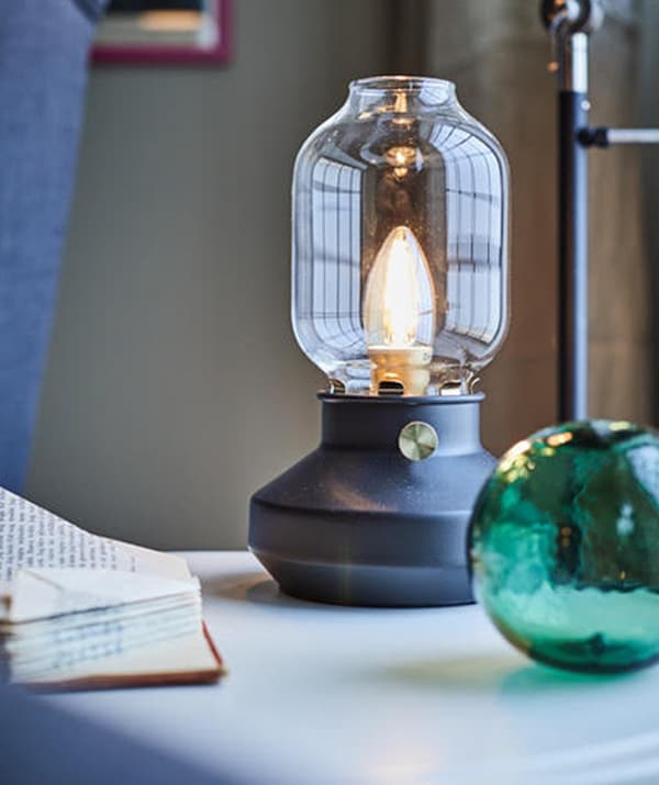 Llum de taula IKEA TÄRNABY amb disseny de fanal.