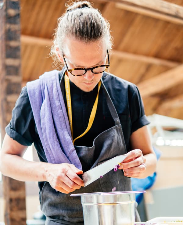 Lo chef David Johansson taglia il cavolo rosso.