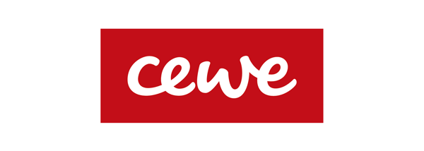 Logo-ul CEWE pe un fundal roșu, cu text alb scris într-un font cursiv.