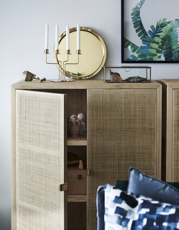 Looking for home decor ideas that will create a cosy setting? IKEA have a wide range of home accessories, such as the brass-coloured tray GLATTIS and PÄRLBAND; a stylish candelabra that gives an atmospheric light and is beautiful in its own right.