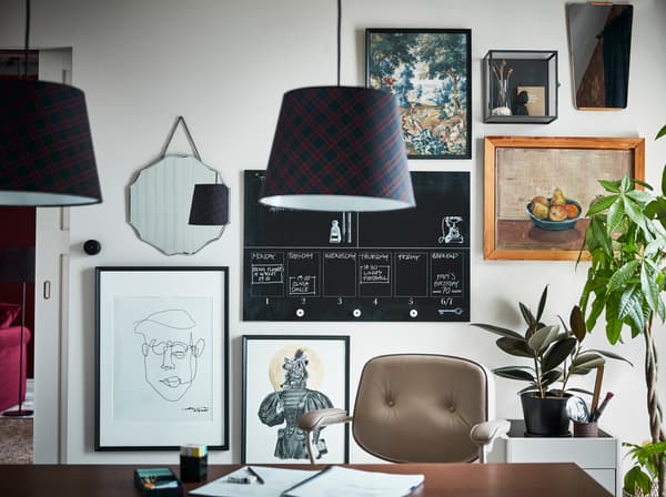 L’organiseur pour tableau noir IKEA MÅLARNA possède des séparateurs prétracés pour organiser les horaires. Les boutons noirs dans le bas permettent de suspendre des clés ou de petits objets.