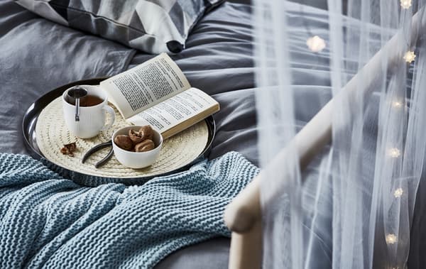 Lorsque le stress commence à monter, réfugiez-vous dans un endroit tranquille, avec une tasse de thé, votre livre préféré et plein de textiles cosy.
