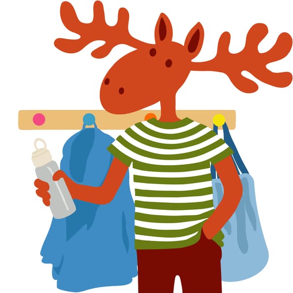 Losík stojí pred vešiakom FLISAT.