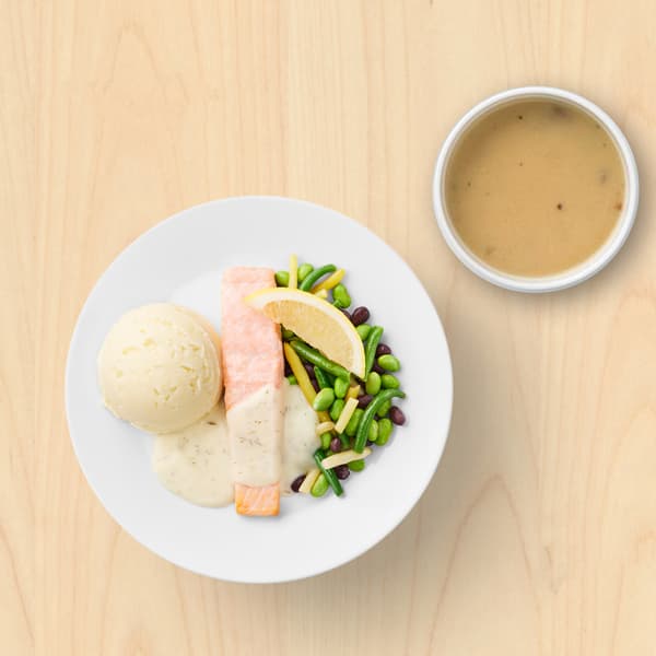 Lososov file s pire krompirjem, stročnicami in limonino omako ter gobova juha