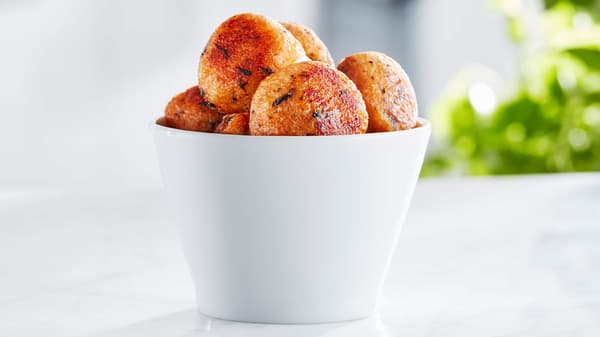 Lososové guľôčky v miske.