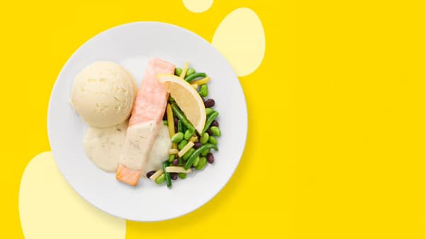 Lososový filet fazolovým mixem, bramborovou kaší a citrónovo-koprovou omáčkou