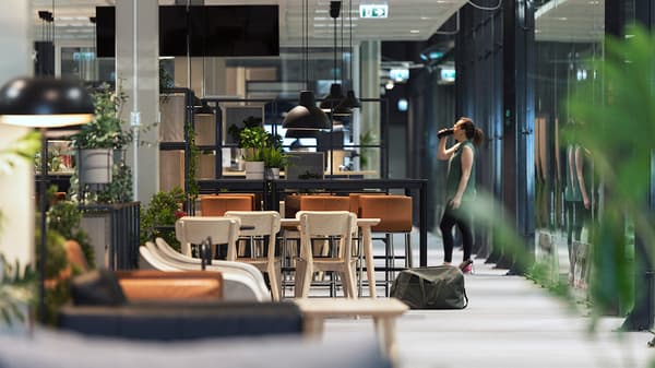 Loungeytan på Birsta padelcenter med olika sittytor, både patbord, barbord med barstolar och soffgrupper.