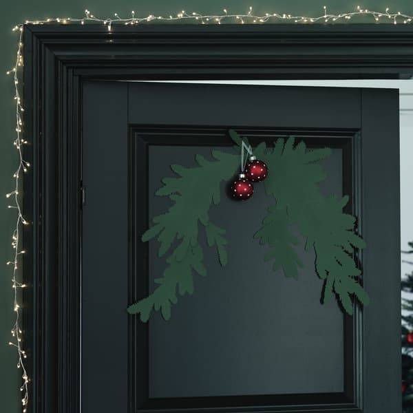 Low-cost Christmas decorations for the door