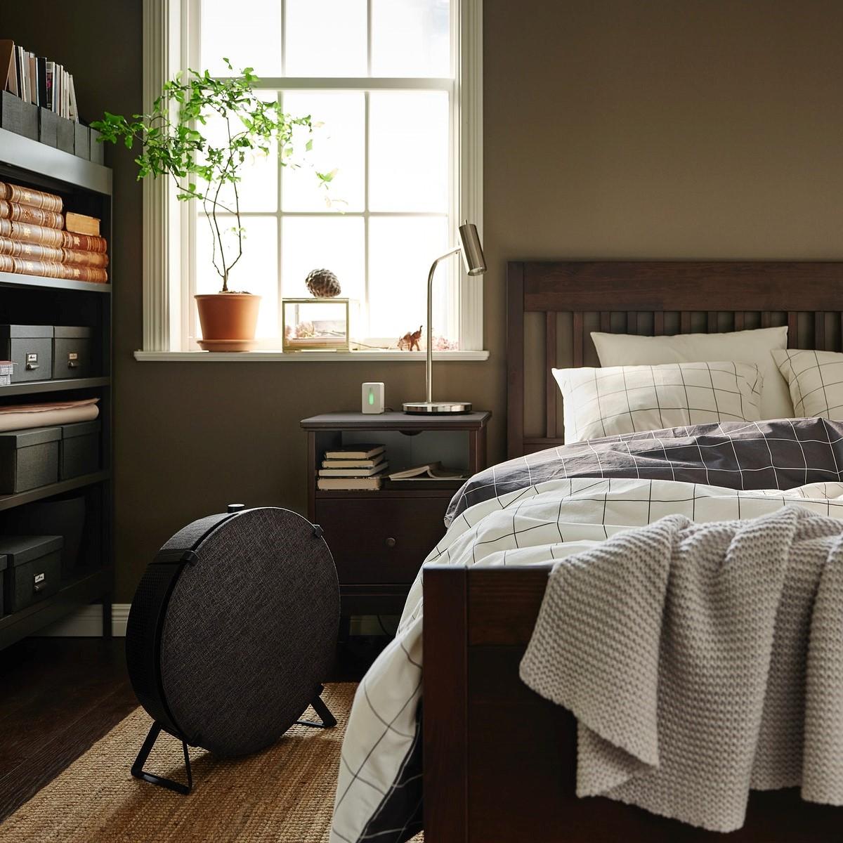 Ložnice s postelí a výhledem z okna ven.