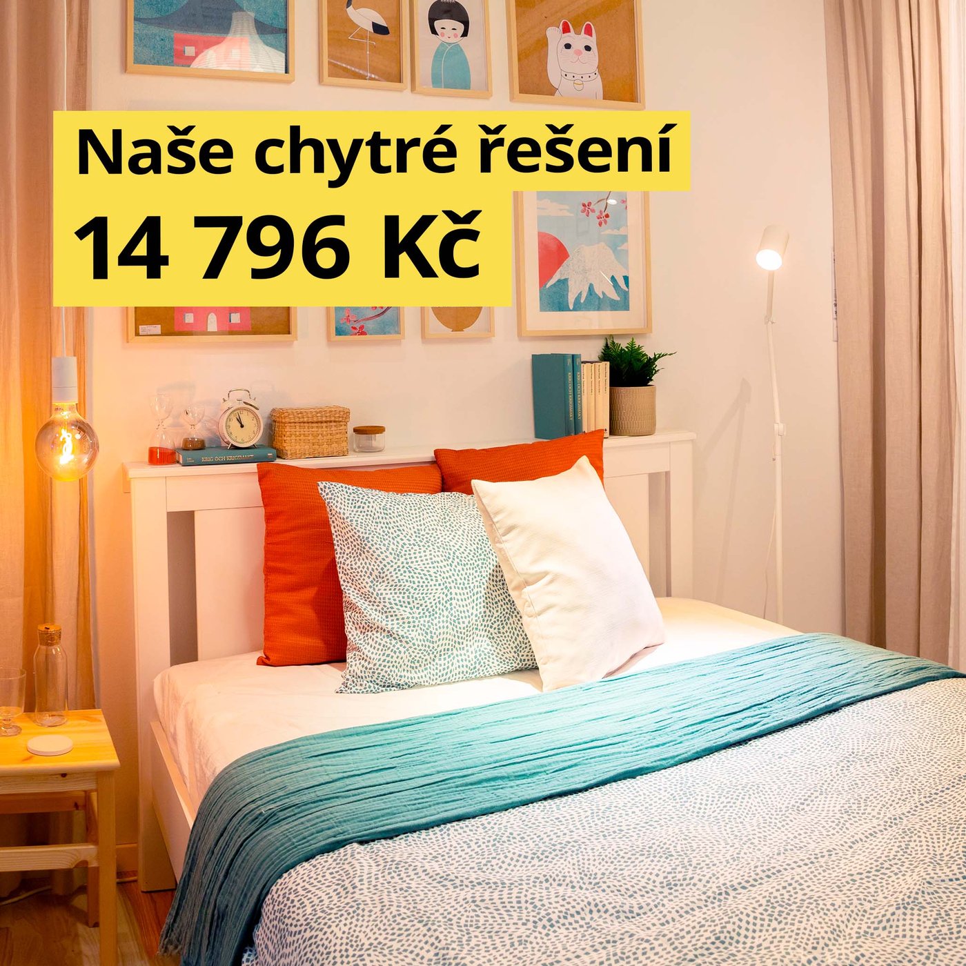 Ložnice s postelí s růžovým povlečením, modrá stěna s obrazy.