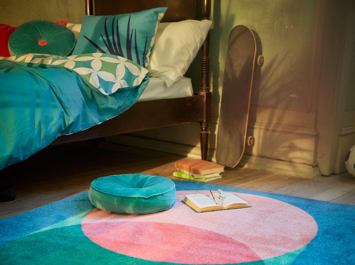 Ložnice vybavená textilní sérií GRACIÖS v tyrkysové včetně povlečení a koberce