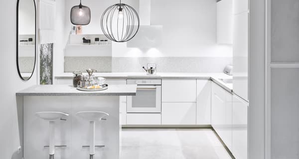 Lśniąca, biała kuchnia; Meble kuchenne IKEA METOD, front VOXTORP