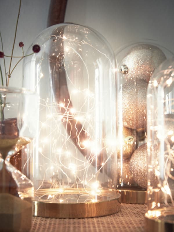 Luces de navidad dentro de jarrón de cristal