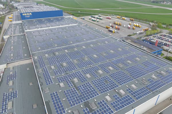 Luftaufnahme eines großen IKEA Logistikzentrums mit flächendeckender Solaranlage auf dem Dach.