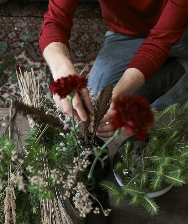 Łukasz dispone fiori e ramoscelli in un vaso - IKEA