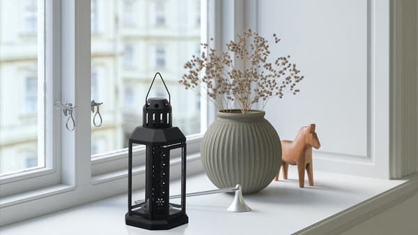 luminaire près d'une fenêtre