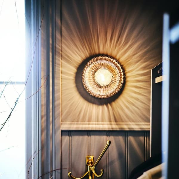 Luminaire SOLKLINT au mur qui renvoie une lumière diffuse 