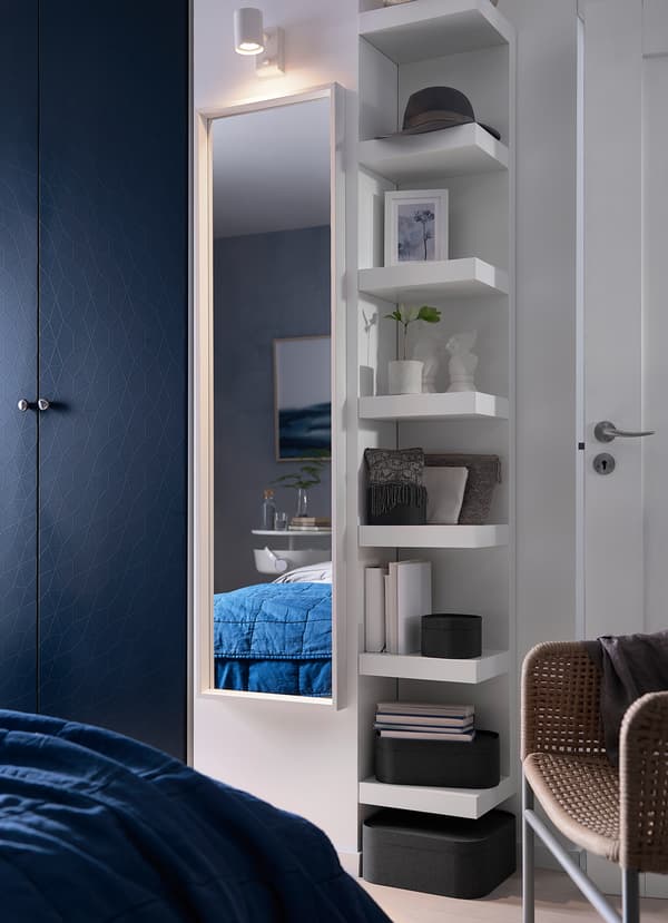 L'unité murale IKEA LACK blanche, c'est un ensemble de sept étagères carrées qui s'installe contre le mur pour recevoir les boîtes, accessoires et autres objets légers. De quoi optimiser le rangement dans votre intérieur.
