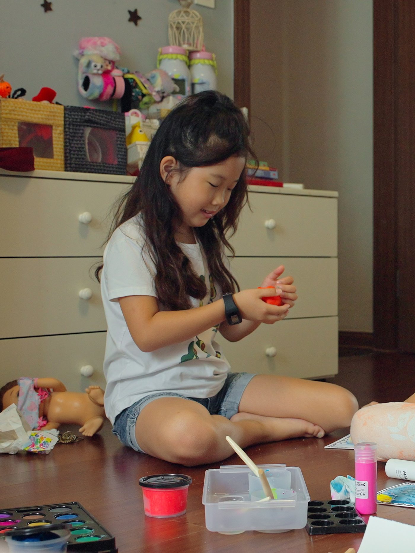 두 어린 소녀가 LUSTIGT 루스틱트 다트게임을 하고 있습니다.