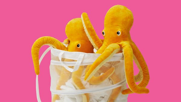 Lyserød baggrund, to blækspruttebamser i en kurv. 