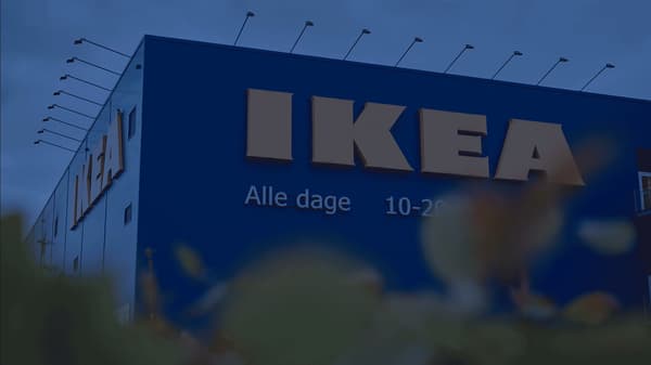 Lyset er slukket i IKEA skiltet på varehuset for at spare strøm.