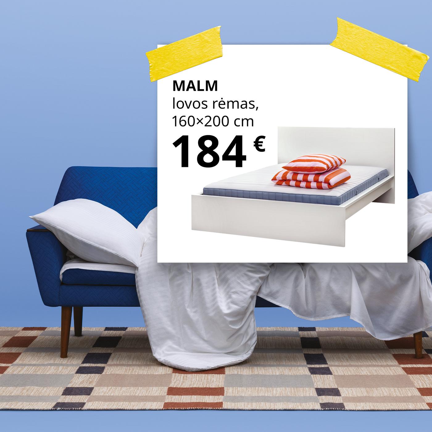 Mėlynos spalvos kambaryje stovi mėlyna sofa su netvarkingai užmesta pagalve ir antklode, tarsi kažkas joje būtų ne itin patogiai miegojęs. Ant lipnaus baltos spalvos lapelio pavaizduotas situacijos sprendimas: dvigulės lovos rėmas MALM už 184 €, leidžiantis miegoti patogiau.