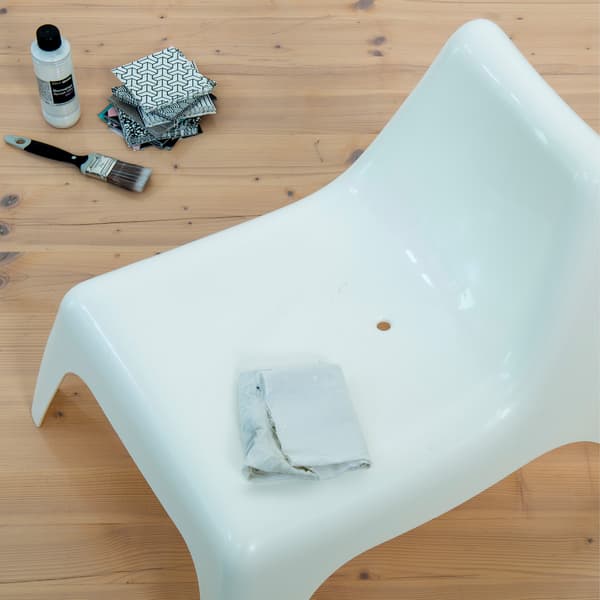 Maak de stoel schoon en ontvet het oppervlak met een ontvetter.