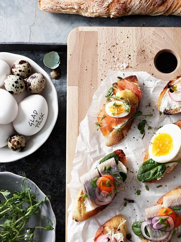 Mackor och ägg på ett bord för påsk.