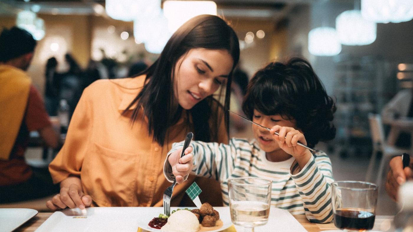 Mãe e filho a comer almôndegas na IKEA