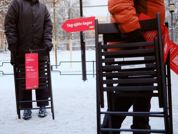 Människor med klappstolar i snö