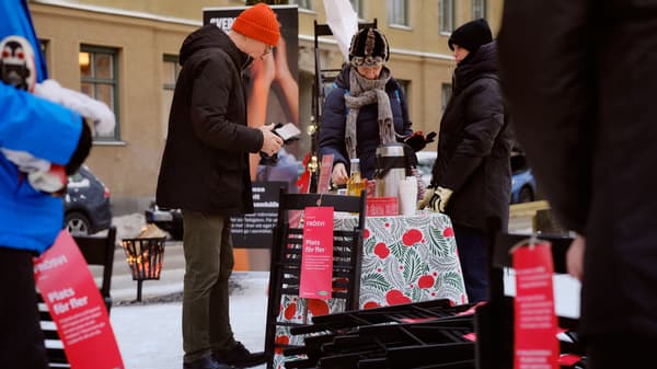 Människor vid IKEAs event med klappstolar