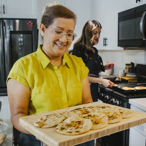 Magaly y su mama cocinando pupusas