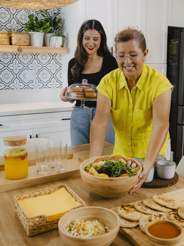 Magaly y su mama poniendo la mesa