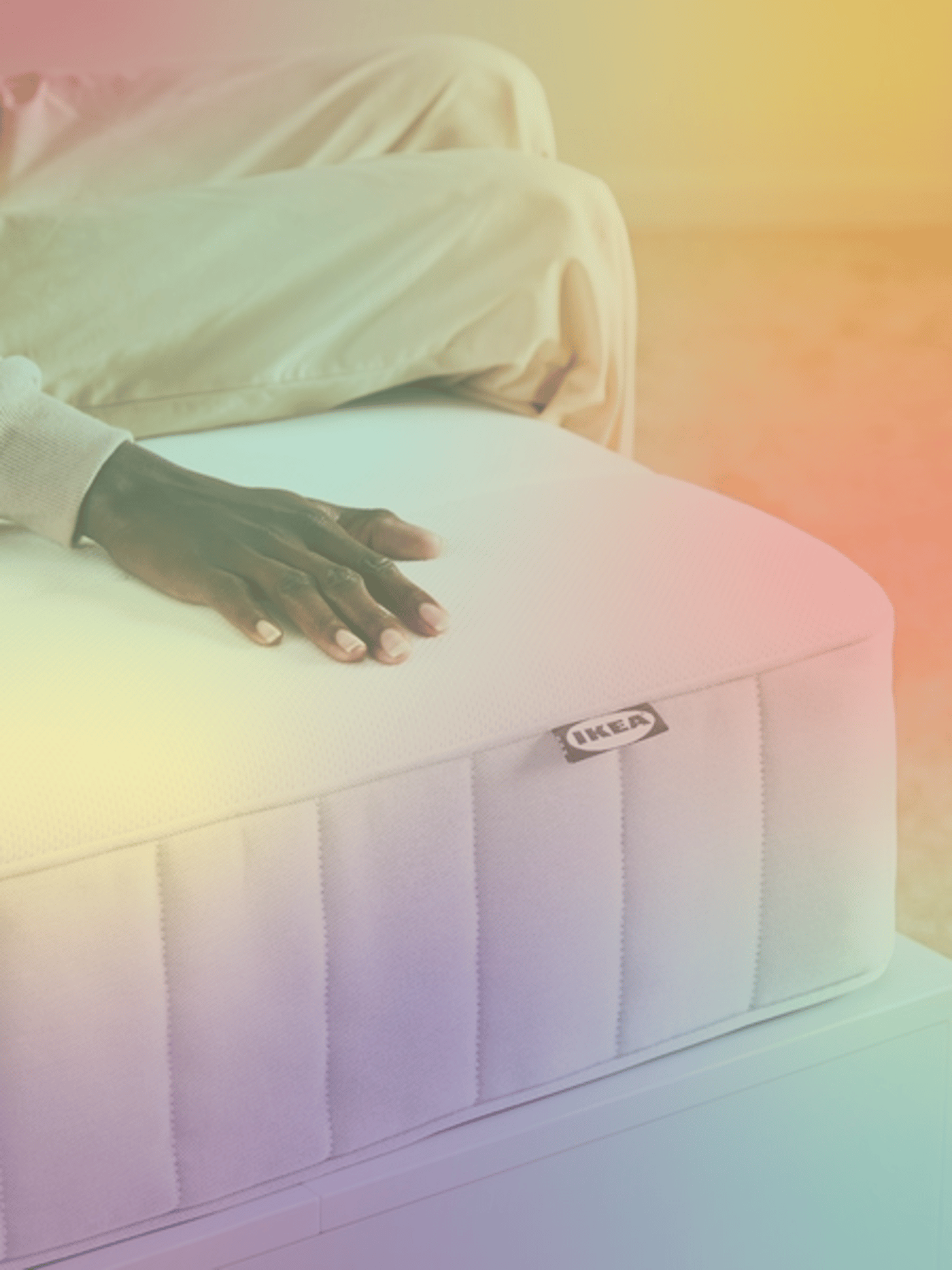 Main posée sur un lit avec un fond jaune 