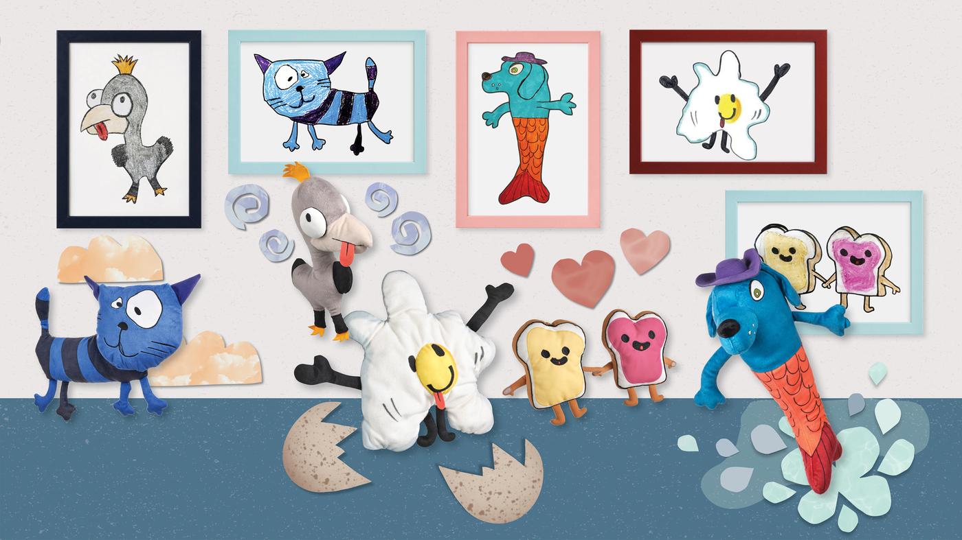 Mainan lembut SAGOSKATT 2021 dikumpulkan bersama di galeri seni. Di belakang mereka adalah gambar berbingkai masing-masing.