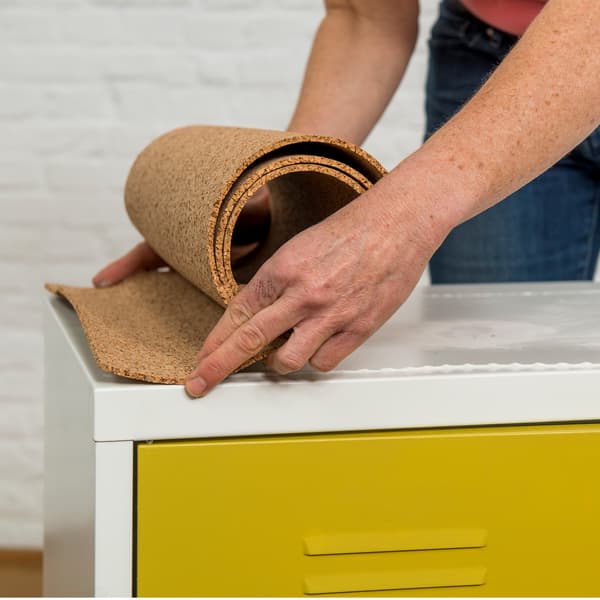 Maintenant, appliquez également du ruban adhésif double face sur l'insert en plastique de la porte de l'armoire