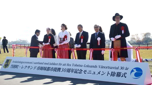マイストングを立てる前の除幕式。右から2人目が当別町長・宮司正毅氏、4人目がレクサンド市長・ウルリカ・リリエベリィ女史。