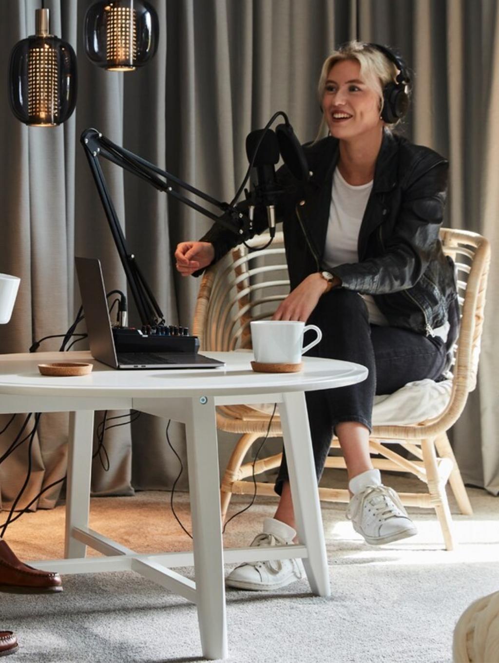 Majhen, a pameten studio za snemanje podkastov, na sliki ženska z opremo za snemanje.