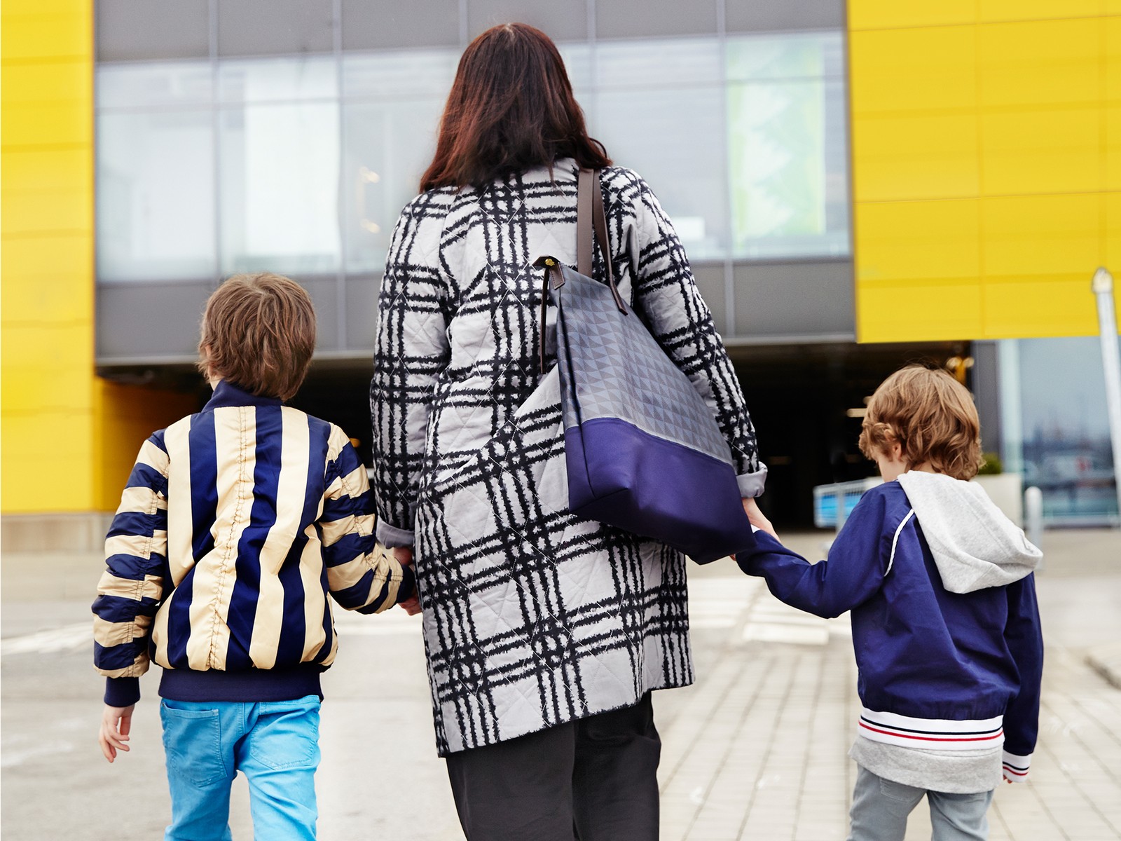 Majka sa dvoje dece prilazi robnoj kući IKEA.