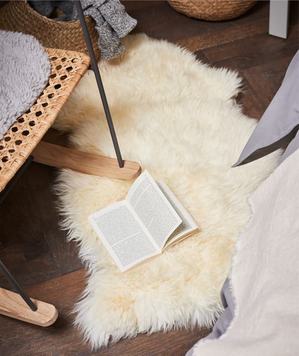 Make getting out of bed more inviting with a cosy rug! Try IKEA LUDDE in sheepskin!
