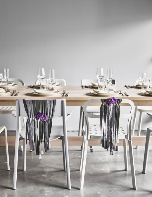  Make party seat decorations using strips of fabric and fabric flowers