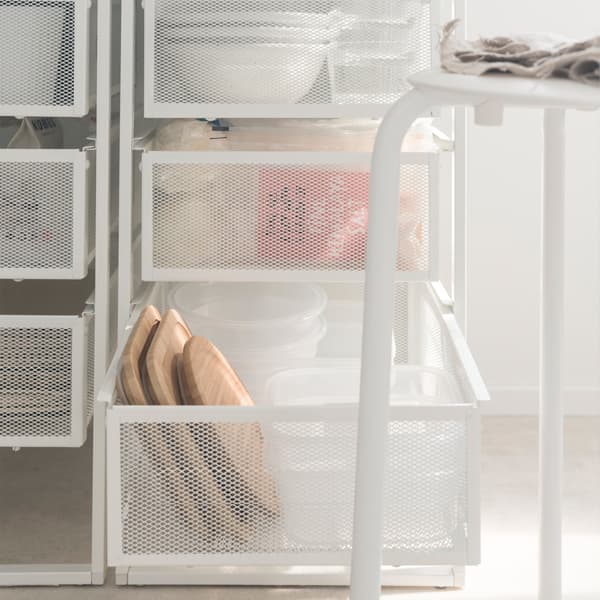 Maksimumkan ruang storan. Letakkan dua unit laci seperti LENNART IKEA di bawah meja untuk menyimpan pinggan mangkuk dan barang dapur!