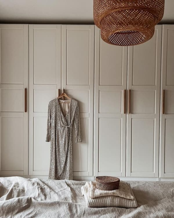 Makuuhuone, jossa on PAX TYSSEDAL -kaapit ja bambuinen SINNERLIG-kattovalaisin.