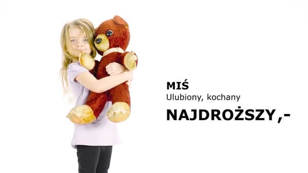 mała dziewczynka przytulająca misia